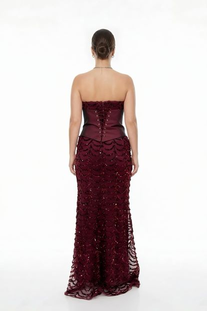 فستان سهرة كبير الحجم مزين بالترتر بتصميم الكورسيه باللون العنابي